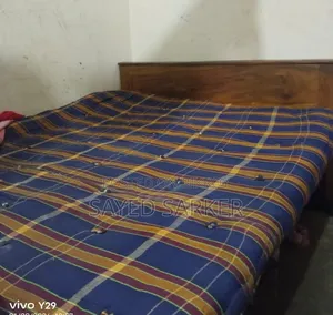 একটি সিঙ্গেল খাট জাজিম সহ বিক্রি করা হবে
