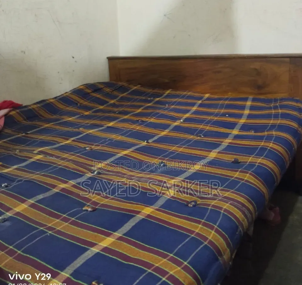একটি সিঙ্গেল খাট জাজিম সহ বিক্রি করা হবে