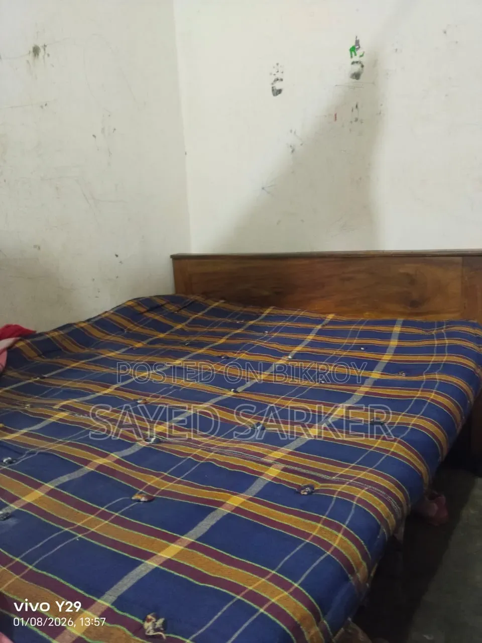 একটি সিঙ্গেল খাট জাজিম সহ বিক্রি করা হবে