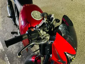 Suzuki 750 2014 Red