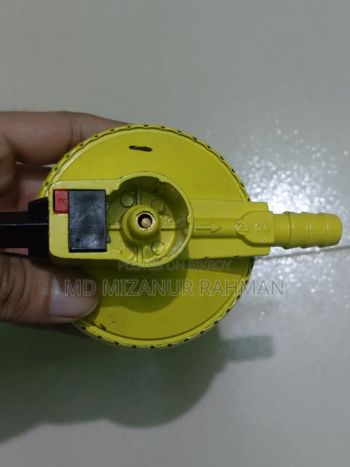 ১২ কেজি খালি সিলিন্ডার এবং রেগুলেটর