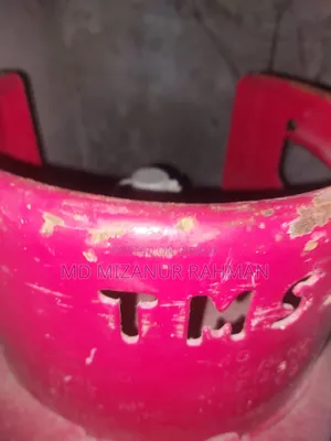 ১২ কেজি খালি সিলিন্ডার এবং রেগুলেটর