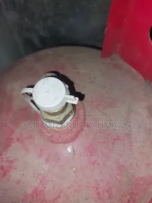 ১২ কেজি খালি সিলিন্ডার এবং রেগুলেটর