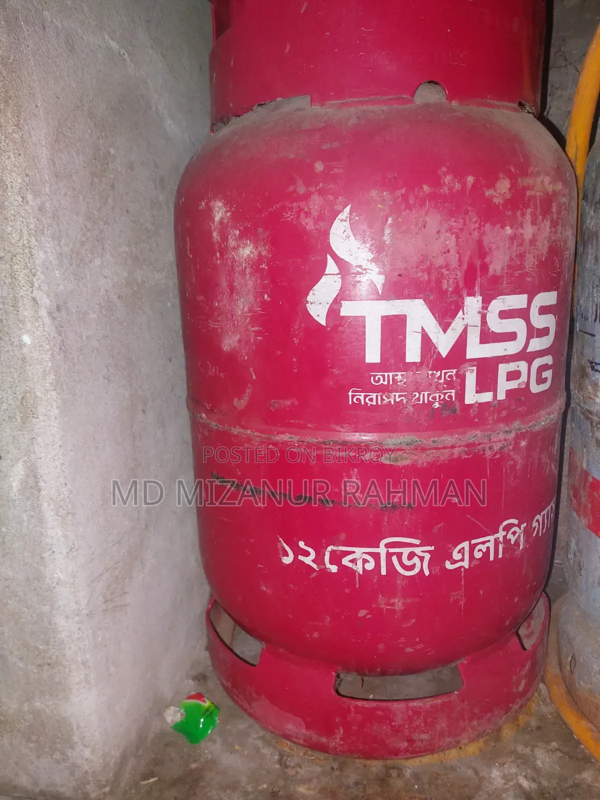 ১২ কেজি খালি সিলিন্ডার এবং রেগুলেটর