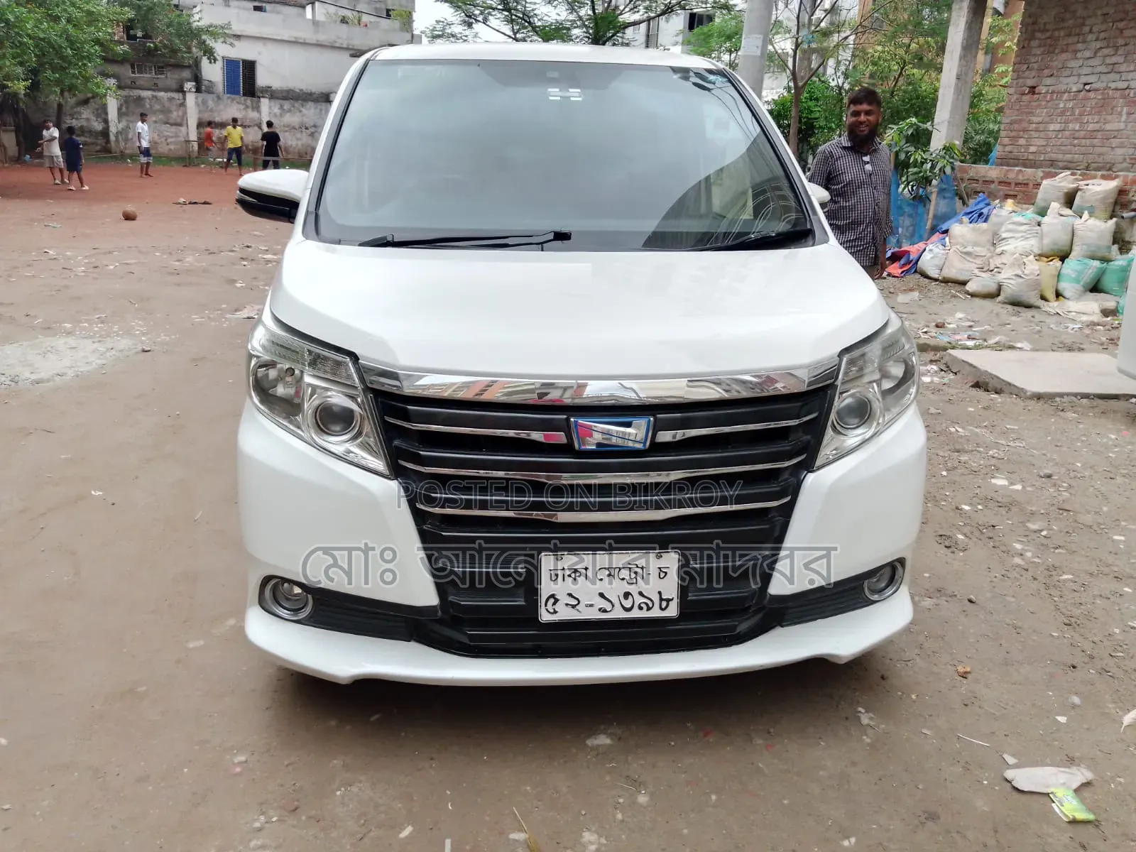 টয়োটা এস্কয়ার ১.৮ ফ্রন্ট-হুইল ড্রাইভ হাইব্রিড (৭ সিটার) ২০১৪ সাদা
