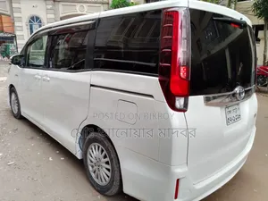 টয়োটা এস্কয়ার ১.৮ ফ্রন্ট-হুইল ড্রাইভ হাইব্রিড (৭ সিটার) ২০১৪ সাদা
