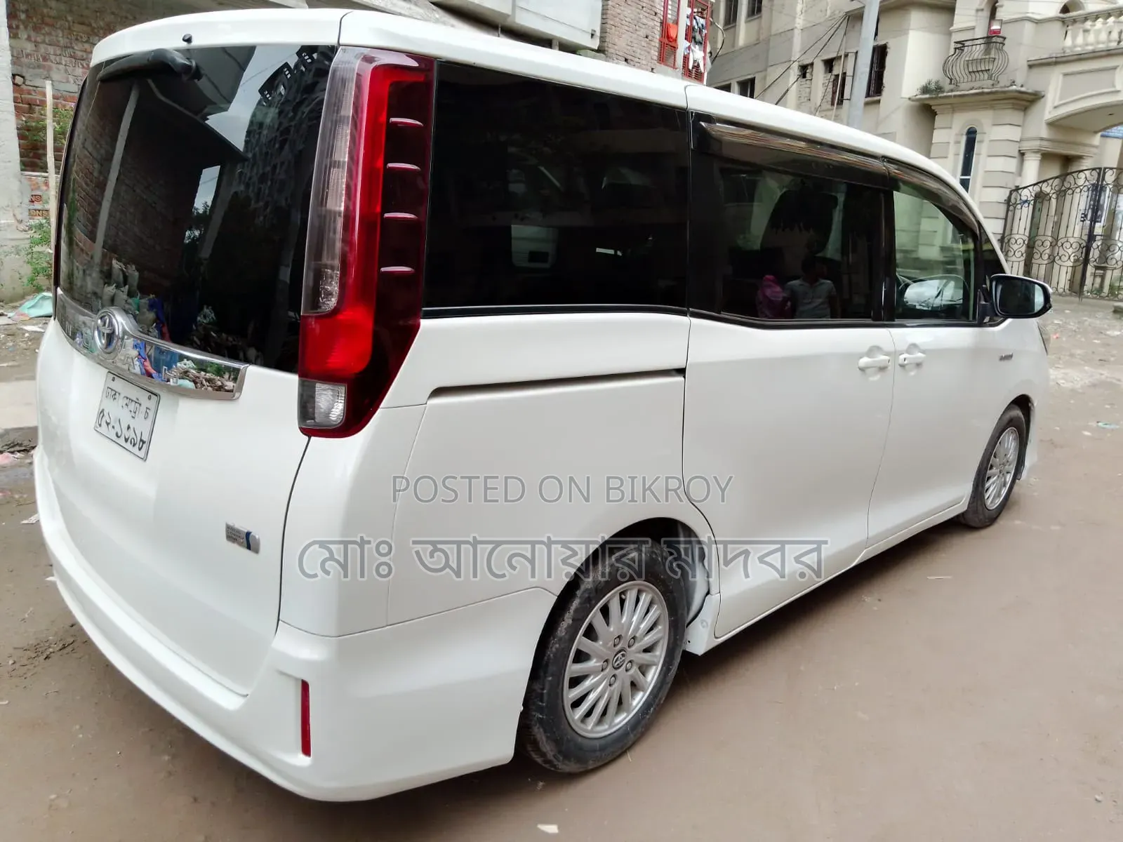 টয়োটা এস্কয়ার ১.৮ ফ্রন্ট-হুইল ড্রাইভ হাইব্রিড (৭ সিটার) ২০১৪ সাদা