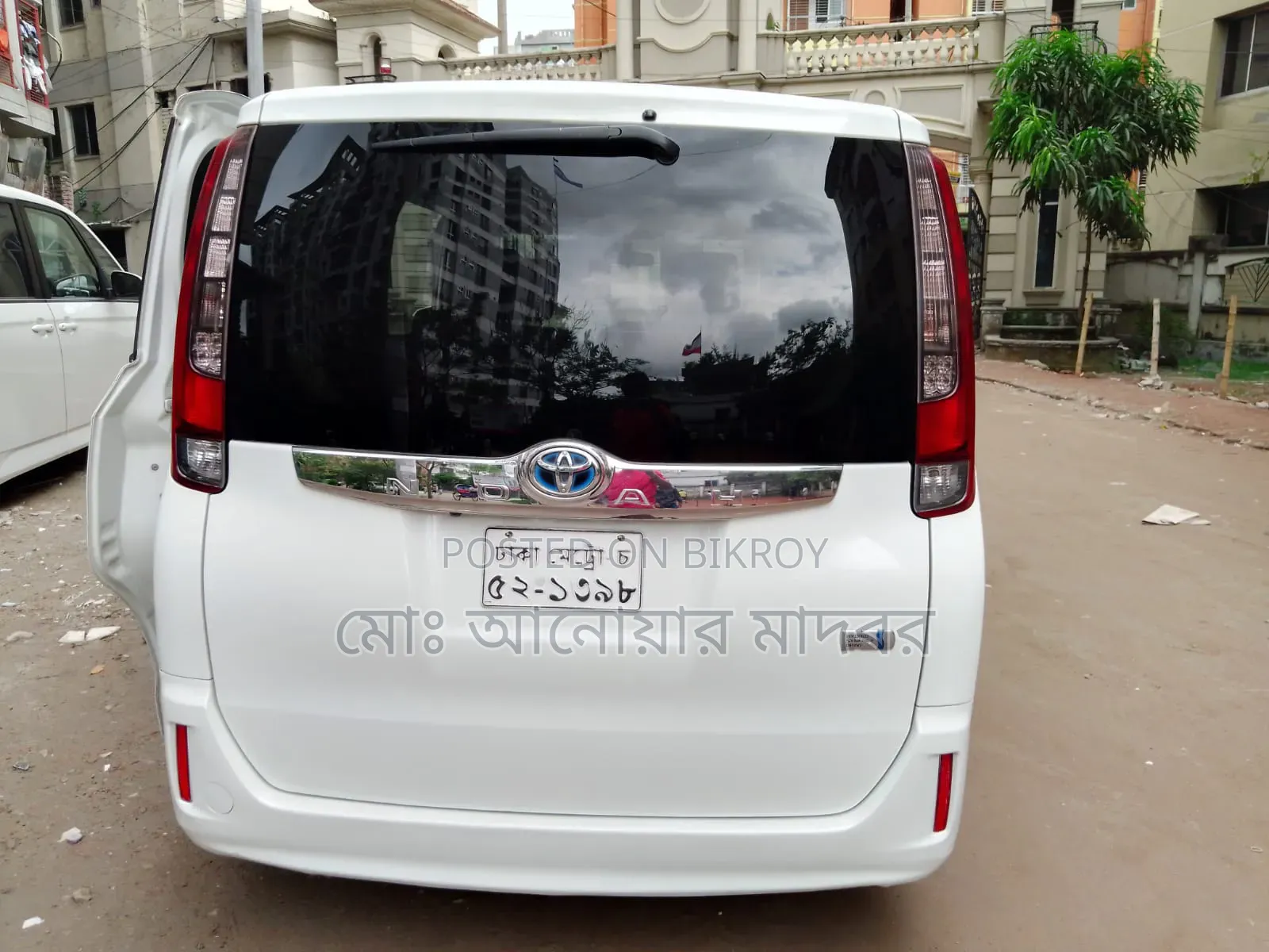 টয়োটা এস্কয়ার ১.৮ ফ্রন্ট-হুইল ড্রাইভ হাইব্রিড (৭ সিটার) ২০১৪ সাদা