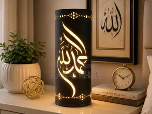আকর্ষণীয় টেবিল ল্যাম্প।