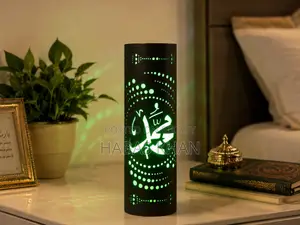 আকর্ষণীয় টেবিল ল্যাম্প।
