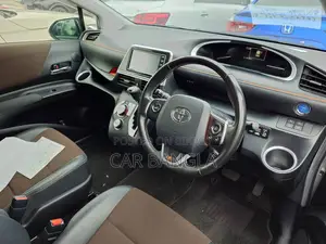 Toyota Sienta 1.5 Hybrid FWD 2021 Silver