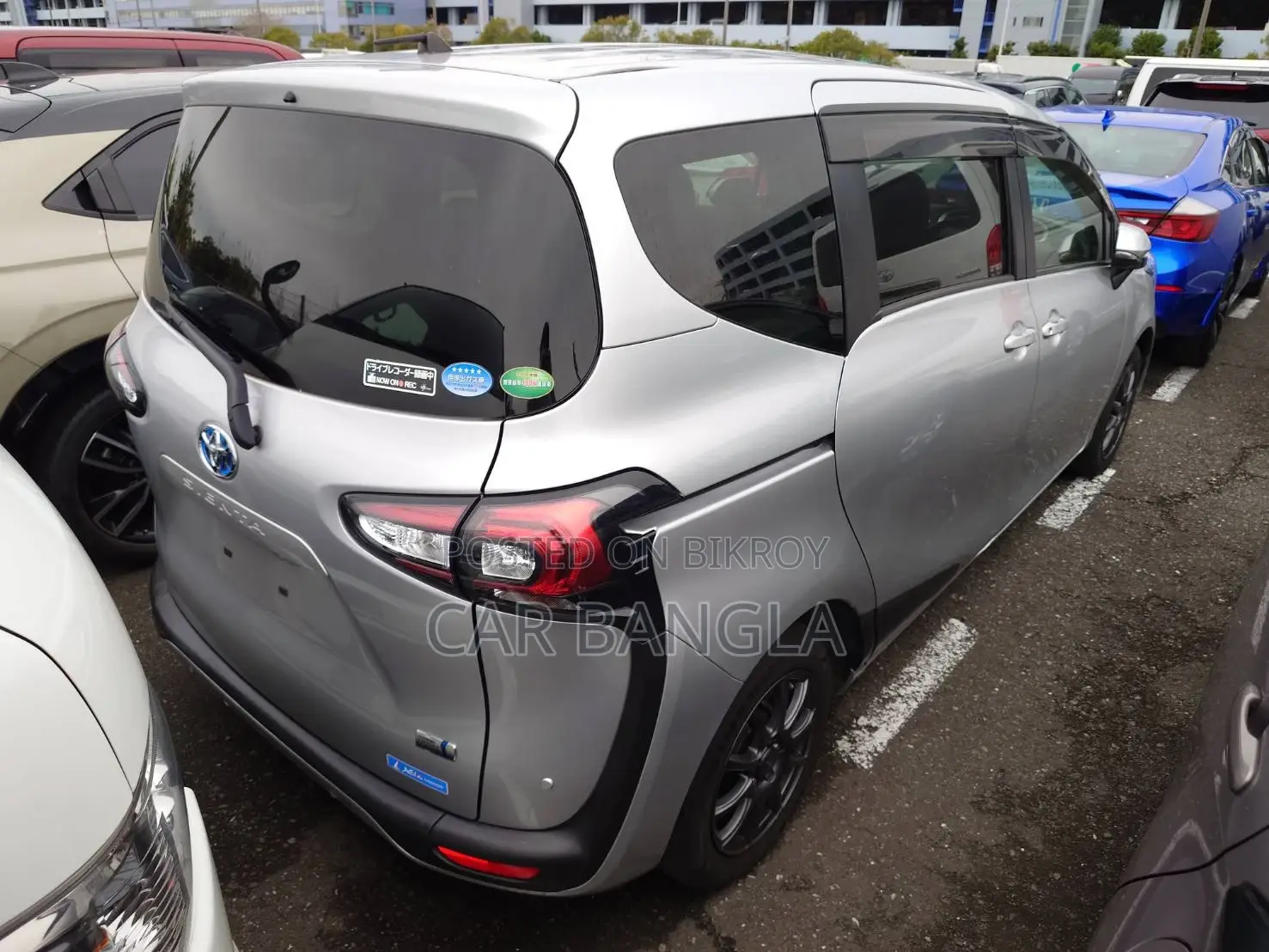 Toyota Sienta 1.5 Hybrid FWD 2021 Silver