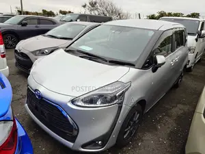 Toyota Sienta 1.5 Hybrid FWD 2021 Silver