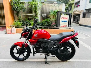 Honda CB 2015 Red