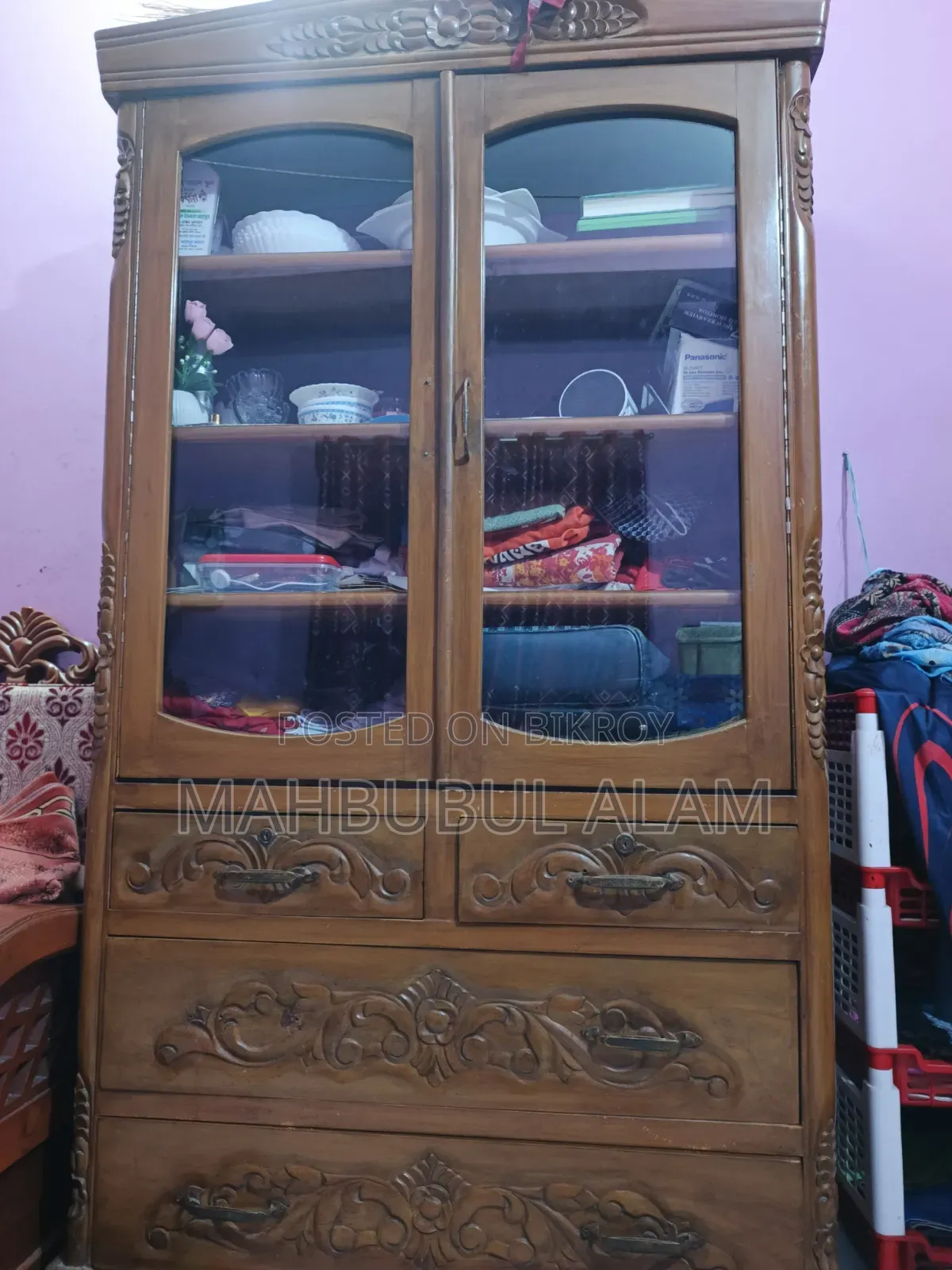 A good quality showcase will be sold.