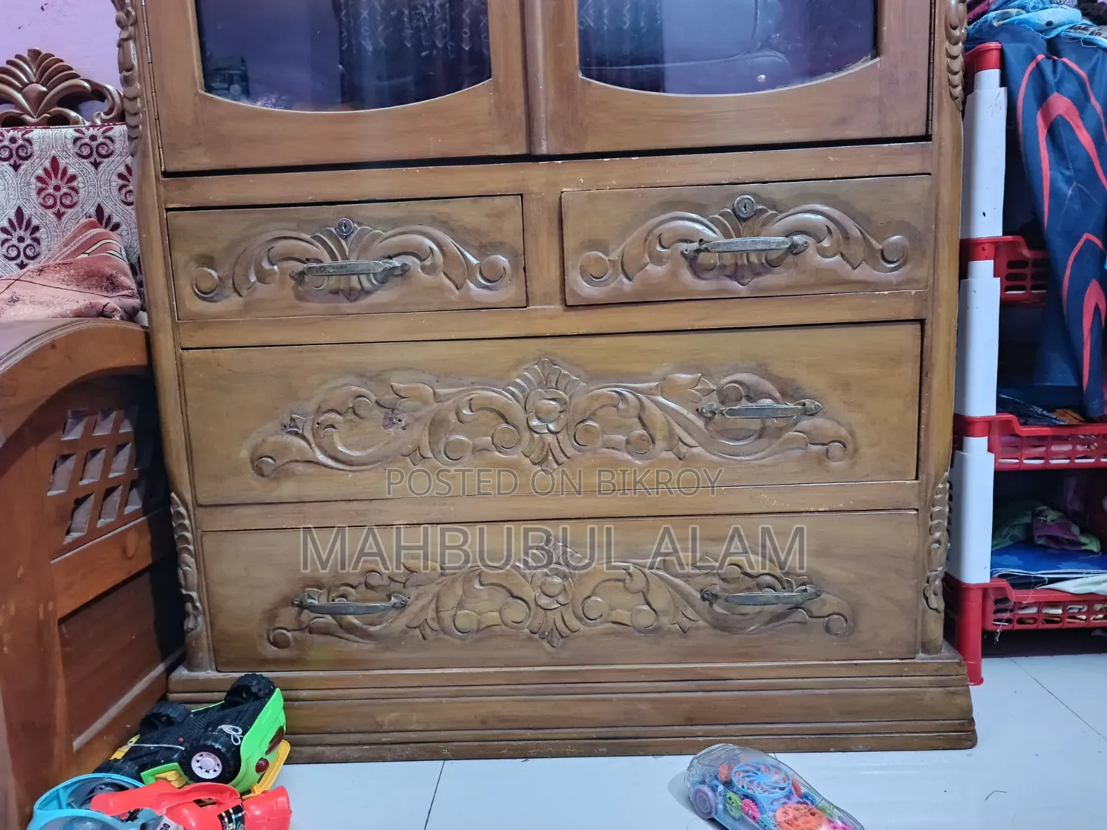 A good quality showcase will be sold.