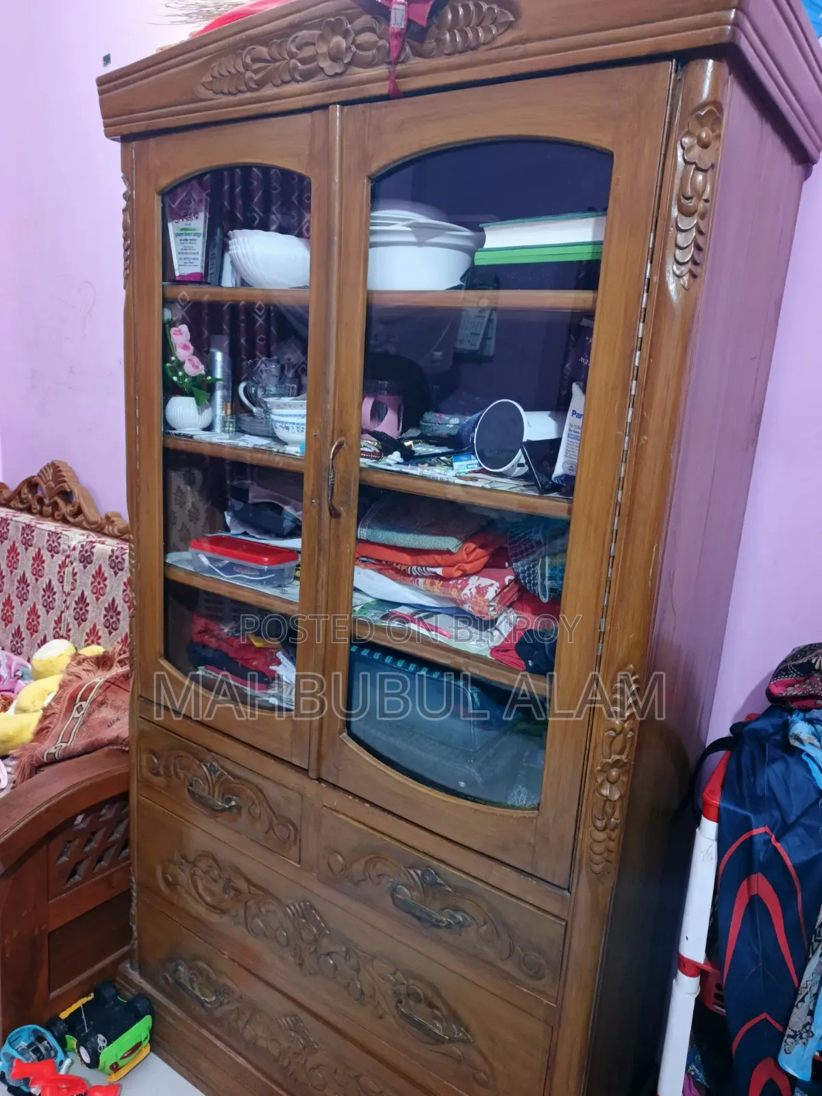 A good quality showcase will be sold.