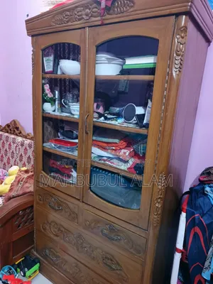 A good quality showcase will be sold.