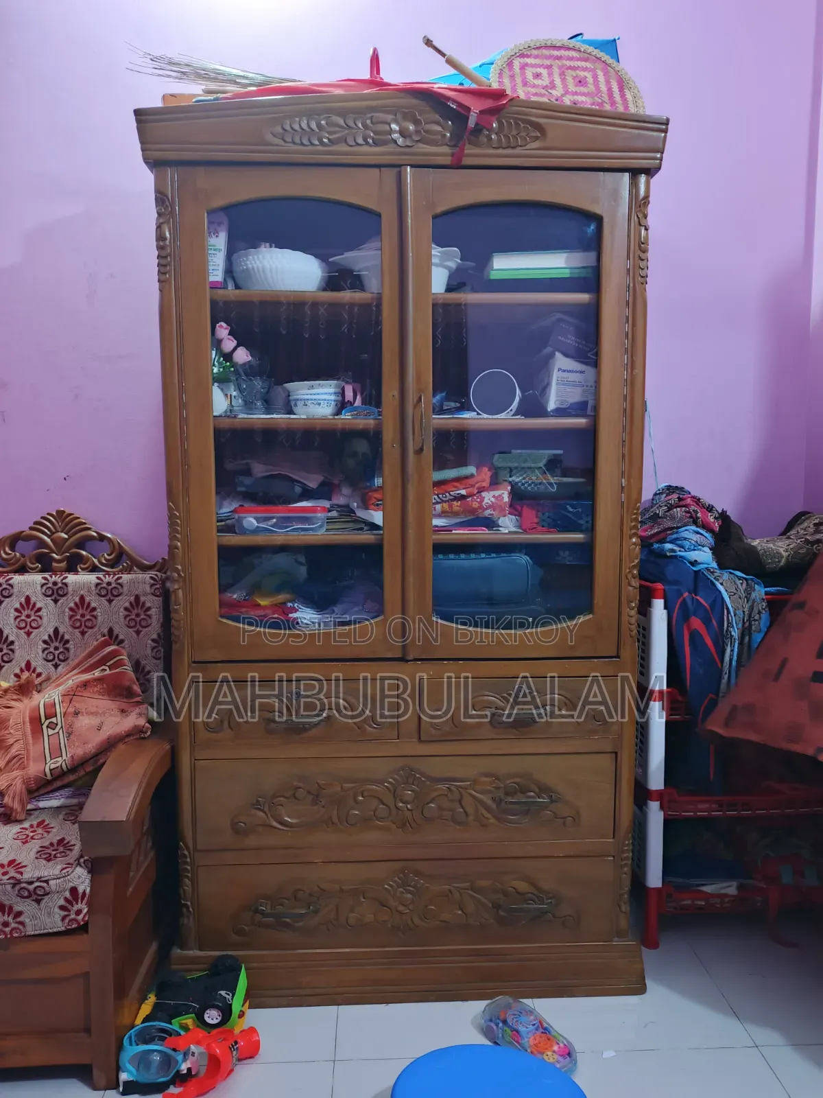 A good quality showcase will be sold.