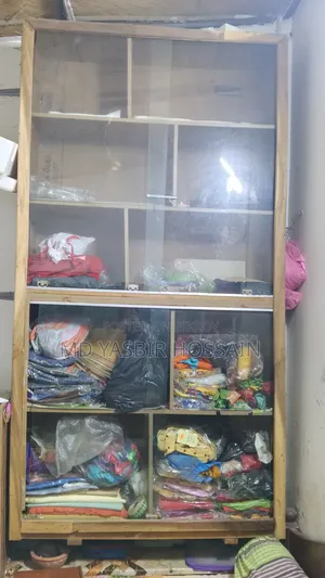 দোকানের কাপড়ের শোকেস