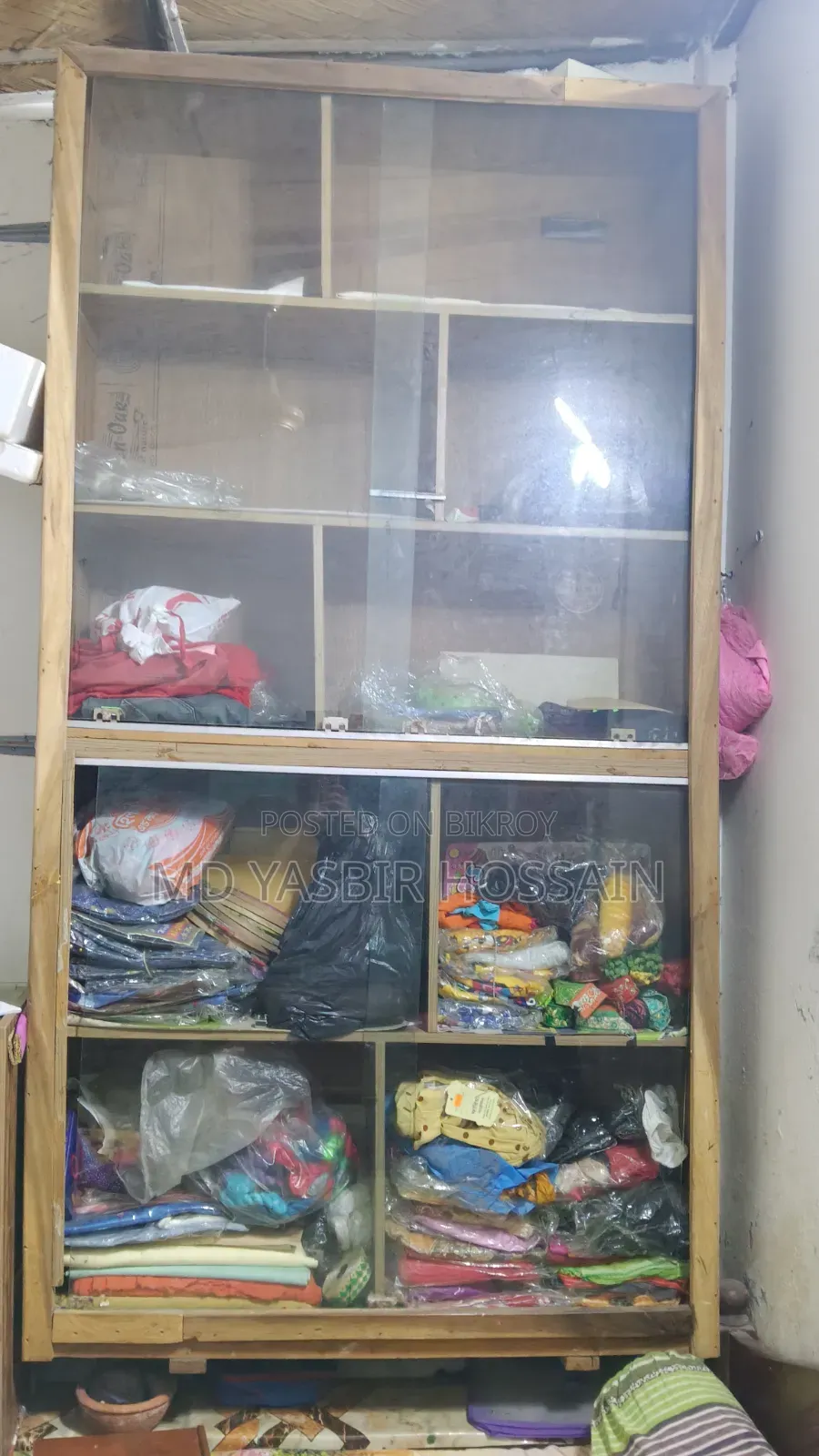 দোকানের কাপড়ের শোকেস