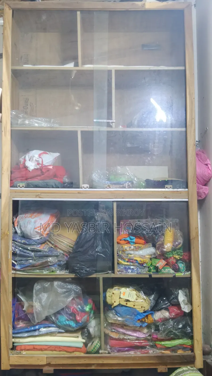 দোকানের কাপড়ের শোকেস