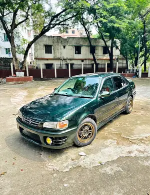 টয়োটা করোলা ২০০০ সবুজ