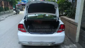 টয়োটা অ্যাক্সিও ২০১১ সাদা
