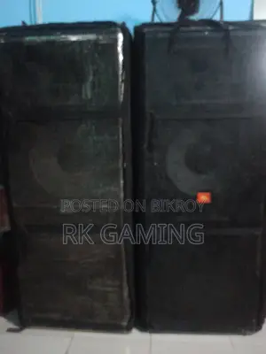 A pair of 18-inch speaker sound boxes, only boxes, no amplifier