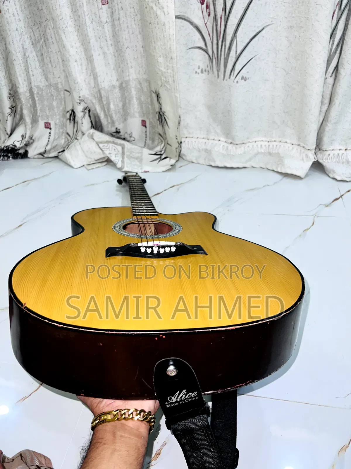 গিটার বিক্রি হবে