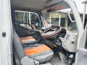 টয়োটা টয়োয়েস এসভি প্রিমিয়াম ২০১৫ হোয়াইট