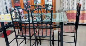 ডাইনিং টেবিল