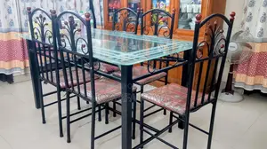 ডাইনিং টেবিল