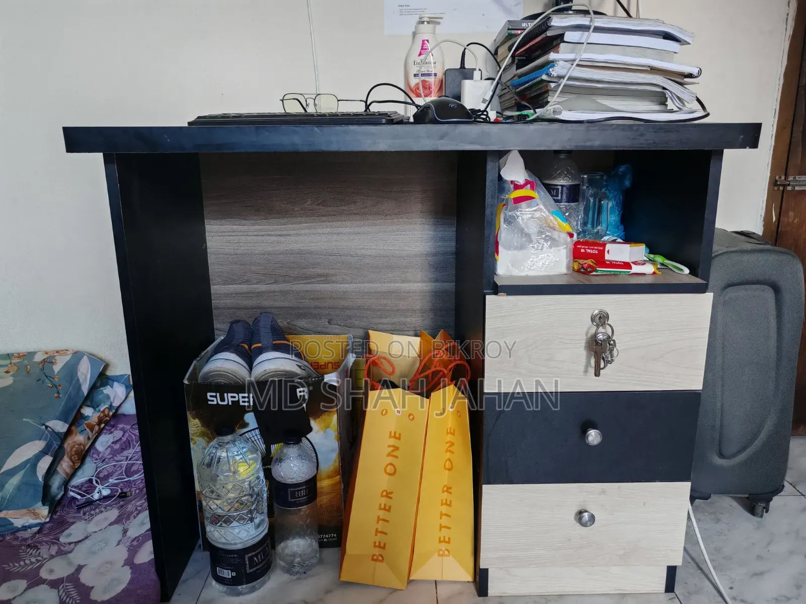 রিডিং টেবিল ও চেয়ার