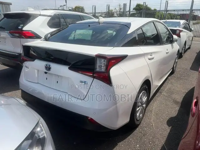 Toyota Prius 2021 White