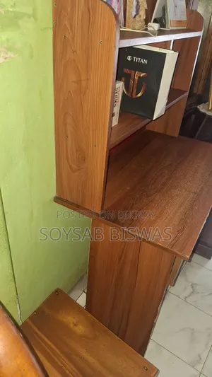 ২.৫ বছরের ব্যবহৃত কাঠের স্টাডি টেবিল (শেলফ ও ড্রয়ারসহ) উডেন স্টাডি