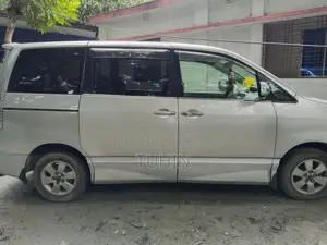 Toyota Noah 2.0 Four-wheel Drive (8 Seater) 2003 Silver