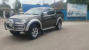 মিতসুবিশি এল২০০ ২০১১ গ্রে