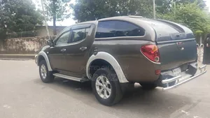 মিতসুবিশি এল২০০ ২০১১ গ্রে