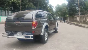 মিতসুবিশি এল২০০ ২০১১ গ্রে