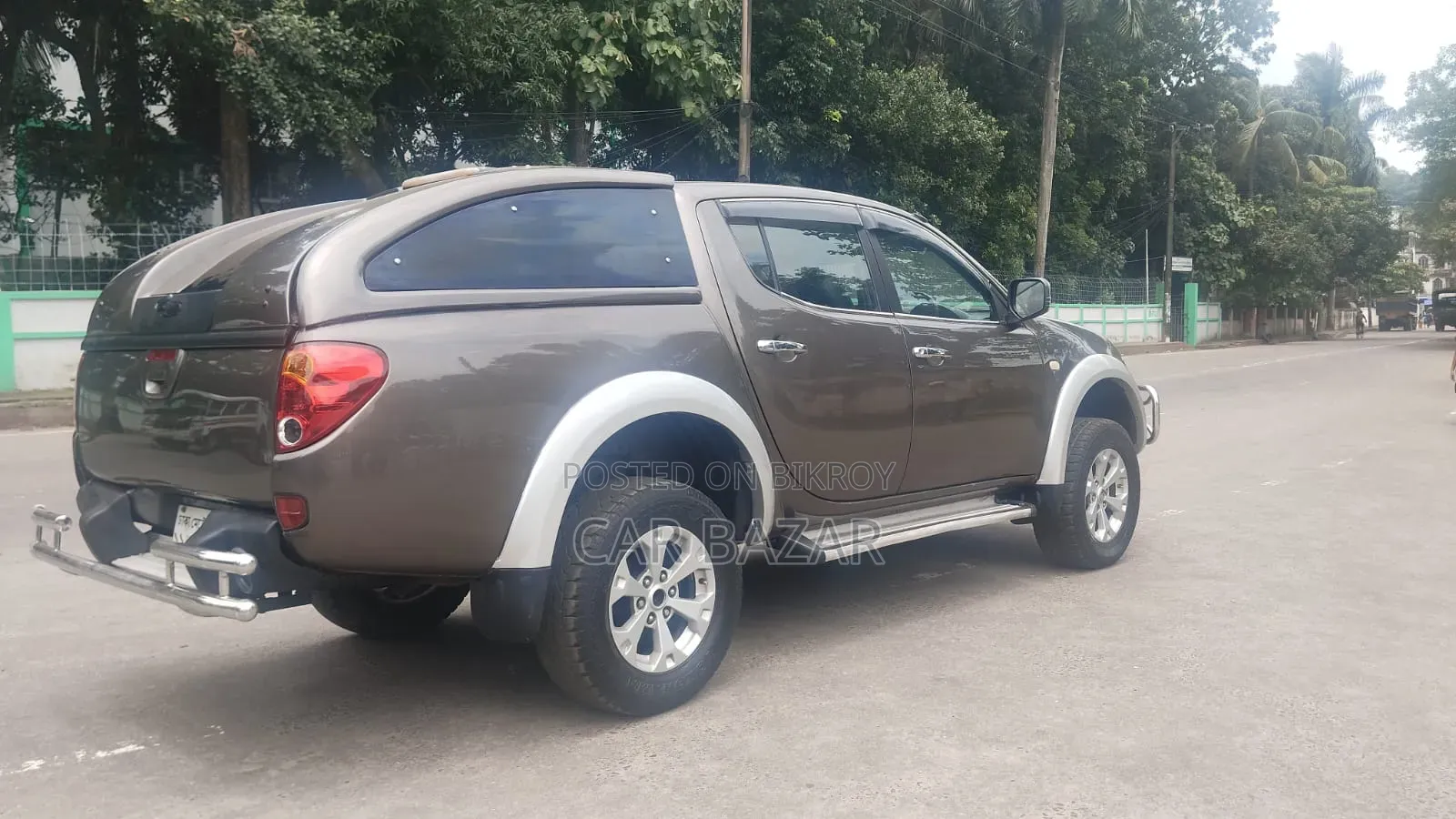 মিতসুবিশি এল২০০ ২০১১ গ্রে