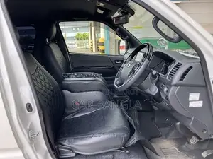 Toyota HiAce 2022