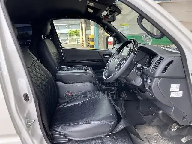 Toyota HiAce 2022