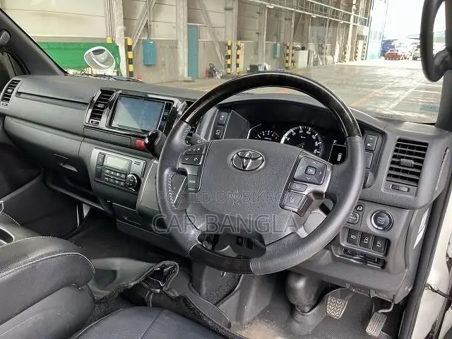 Toyota HiAce 2022