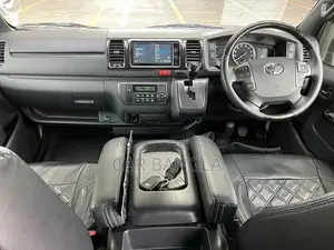 Toyota HiAce 2022
