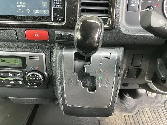 Toyota HiAce 2022