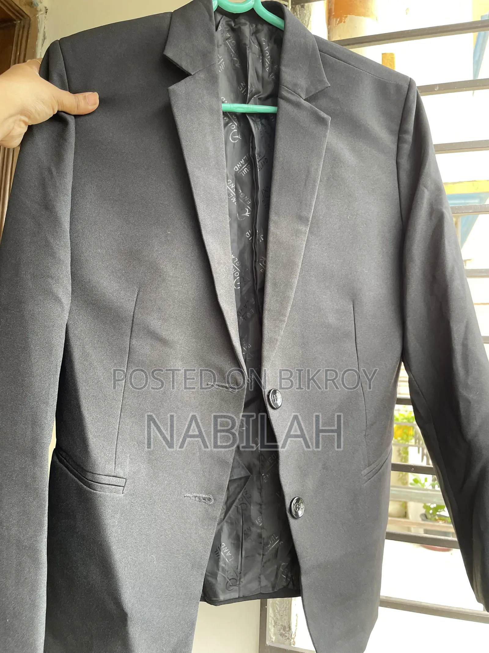 একটি কোর্ট বিক্রি হবে
