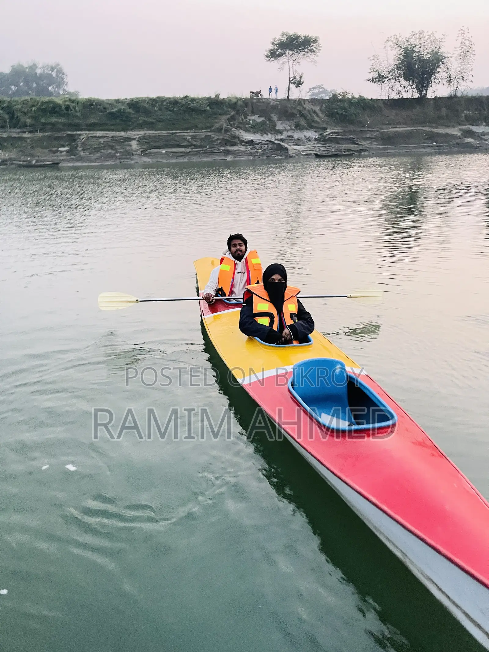 লেকে এবং নদীতে উপভোগ করার কায়াক বোট