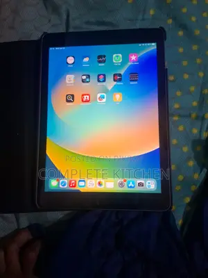 Apple iPad 5 (2022) 4 GB Black