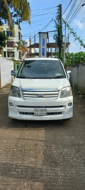 Toyota Noah 2005 Pearl